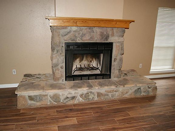 3rd image of 806 Mary Ann Dr