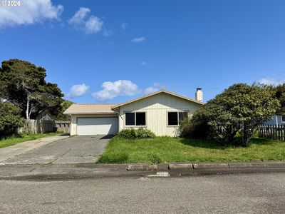 890 12th St SW, Bandon, OR, 97411