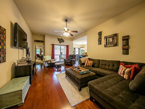 2nd image of 103 Sunny Oak Trl