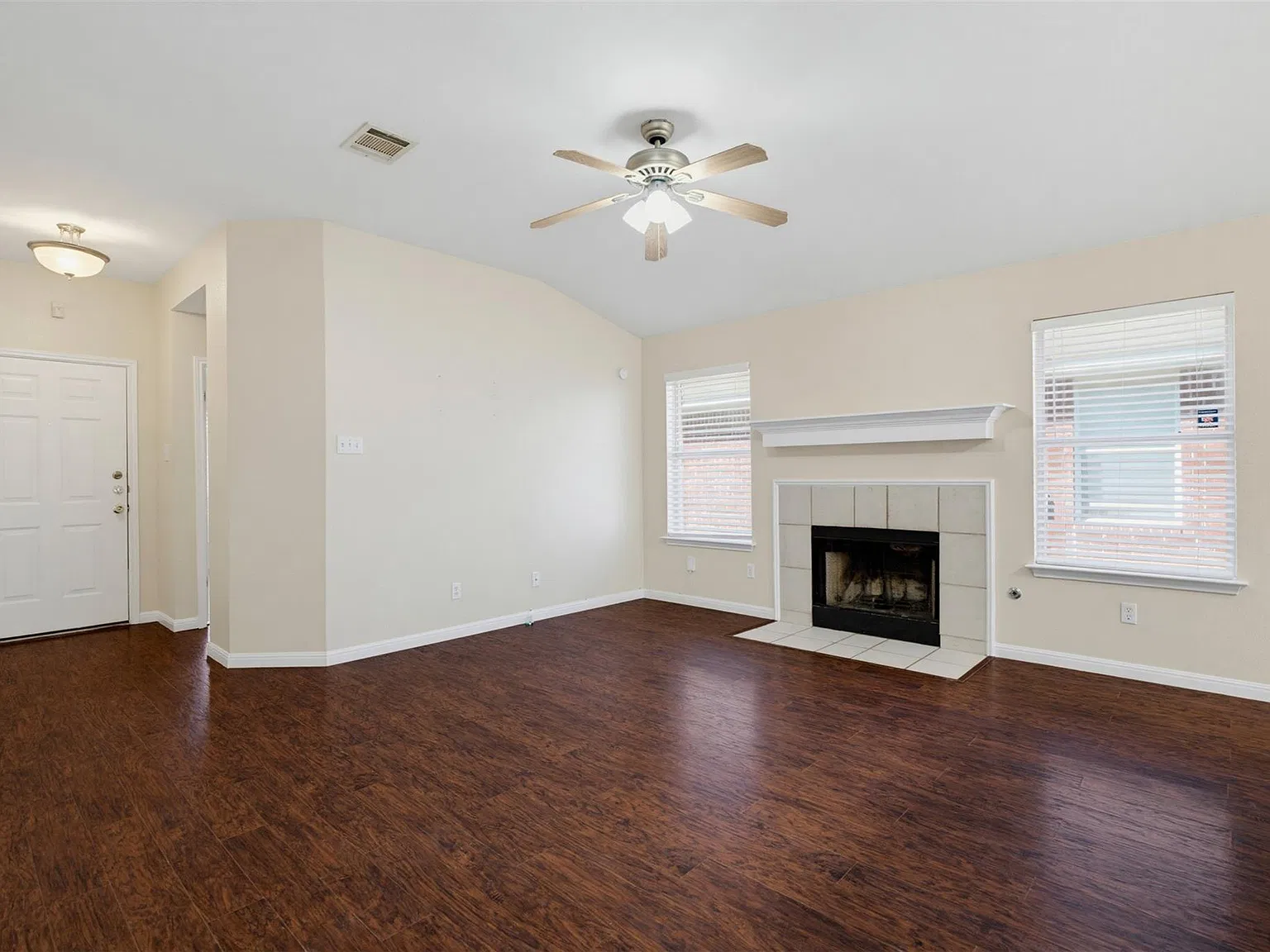 3 bed, 2.0 bath, 1111 sqft, $1,750 — Photo 3