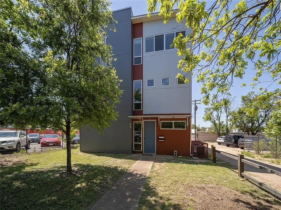 605 W 29th 1/2 St