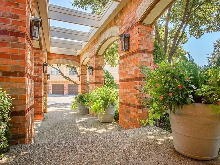 Say hello to peacful living at Verandah