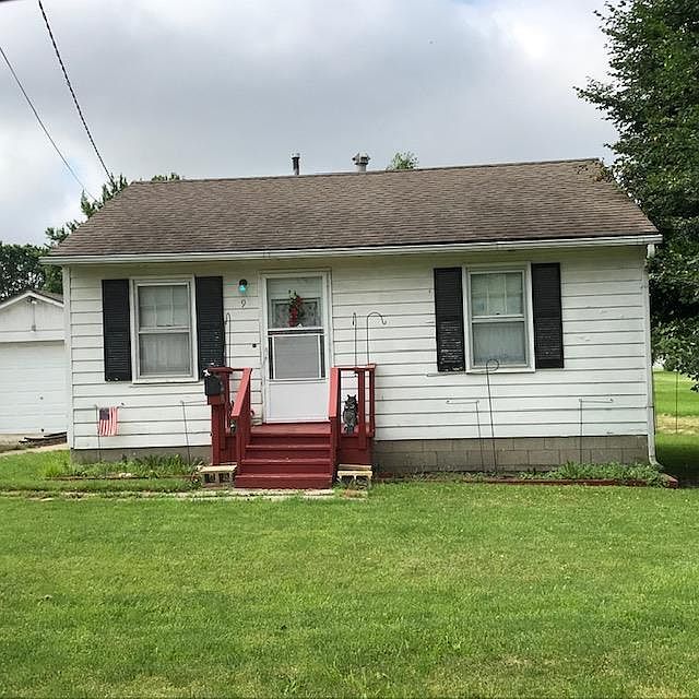 2nd image of 11 NW Orchard Dr