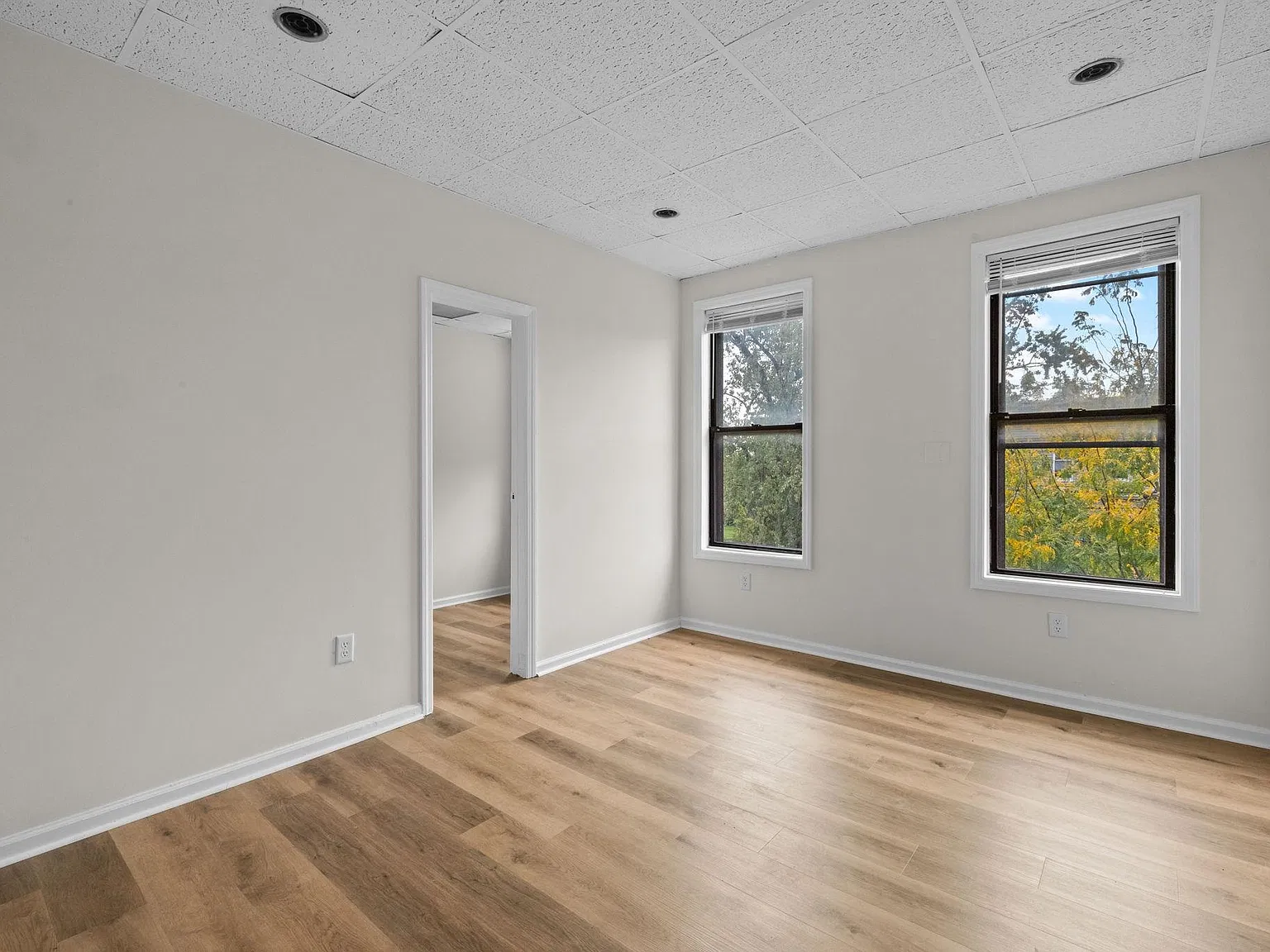 3 bed, 1.0 bath, 708 sqft, $1,990 — Photo 4