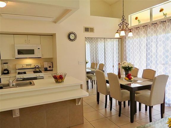 4th image of 3150 Tamarind Cir