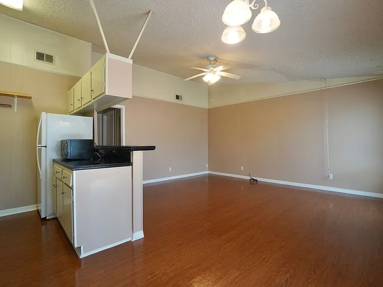618 W 51st St #104 — Photo 7