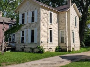 527 W Douglas St, Freeport, IL 61032