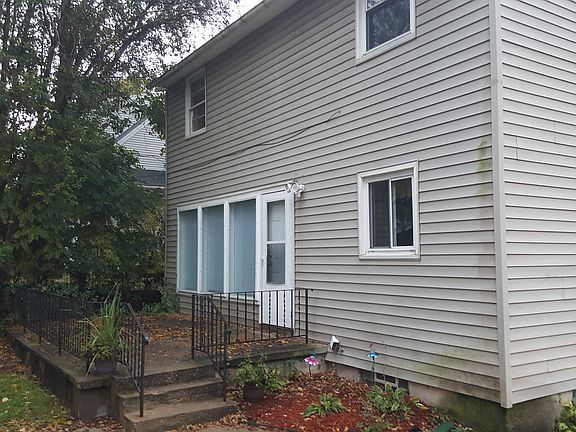 4th image of 1009 Washtenaw St NE