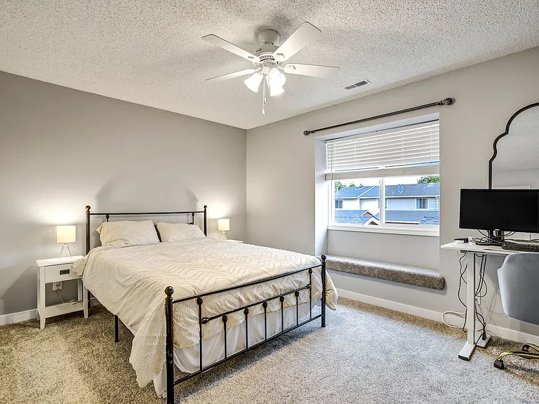 424 W Rockrimmon Blvd — Photo 22