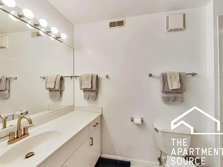 215 N Aberdeen St #201 — Photo 16