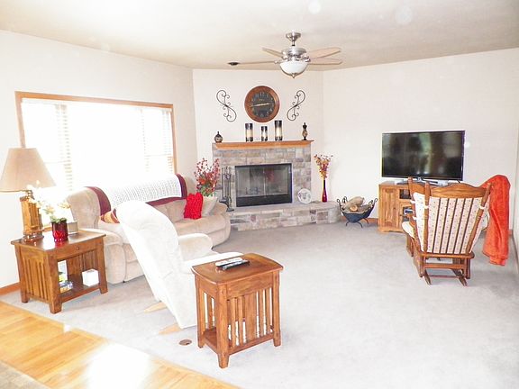 Livin g Room w/ cornered FP