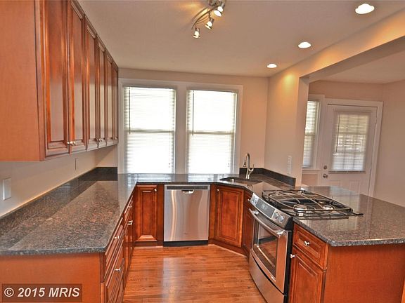 Gourmet Kitchen w/ SS Appliances, Granite, More