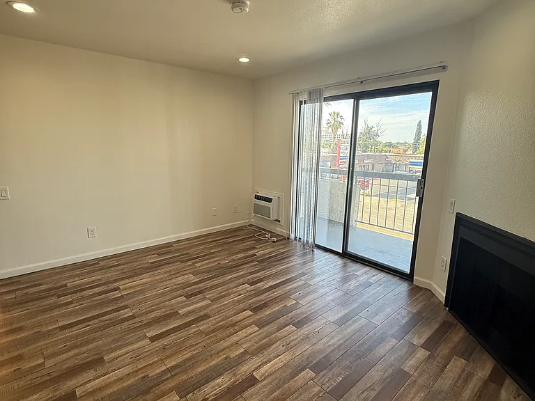 1600 W Carson St #212 — Photo 5
