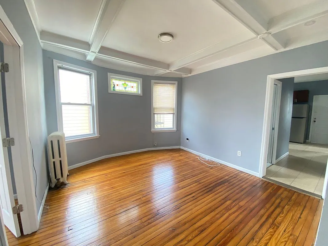 4 bed, 1.0 bath, 700 sqft, $2,700 — Photo 2