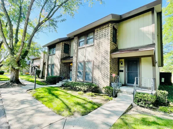 25395 Greenbrooke Dr, Southfield, MI 48033