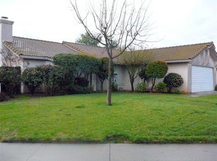 10 Daisy Ln, Sanger, CA 93657