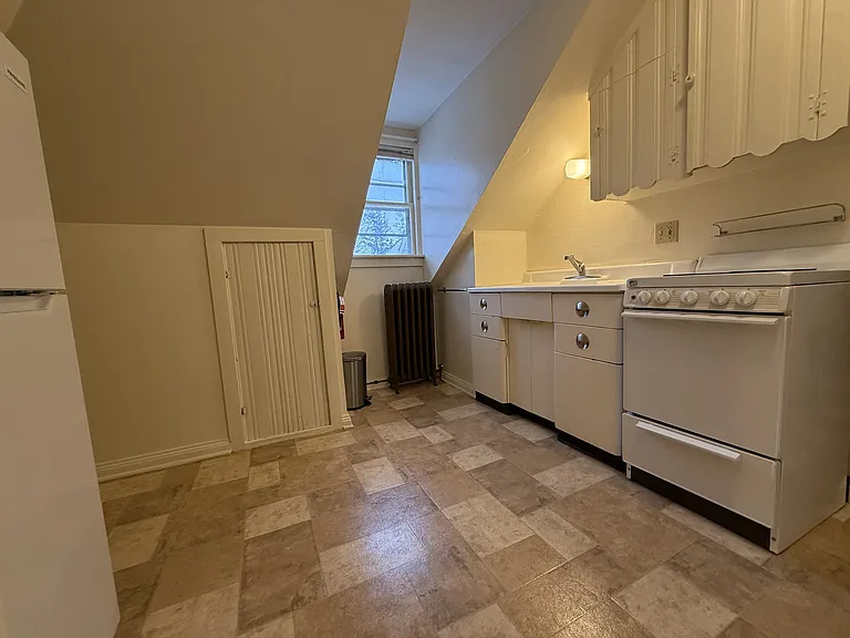 85 E Spring St #E — Photo 4