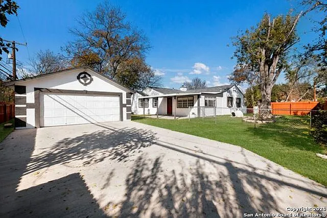 4 bed, 3.0 bath, 1949 sqft, $2,000 — Photo 2