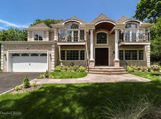 25 Saddle Ln, Roslyn Heights, NY 11577