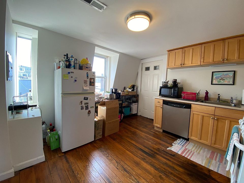 2nd image of 528 Medford St #3