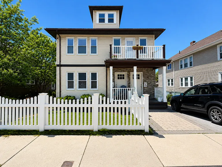 576 Lagrange St — Photo 20