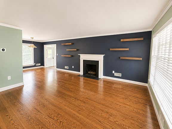 2nd image of 1601 Lynn Way