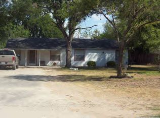 921 E Nopal St, Uvalde, TX 78801