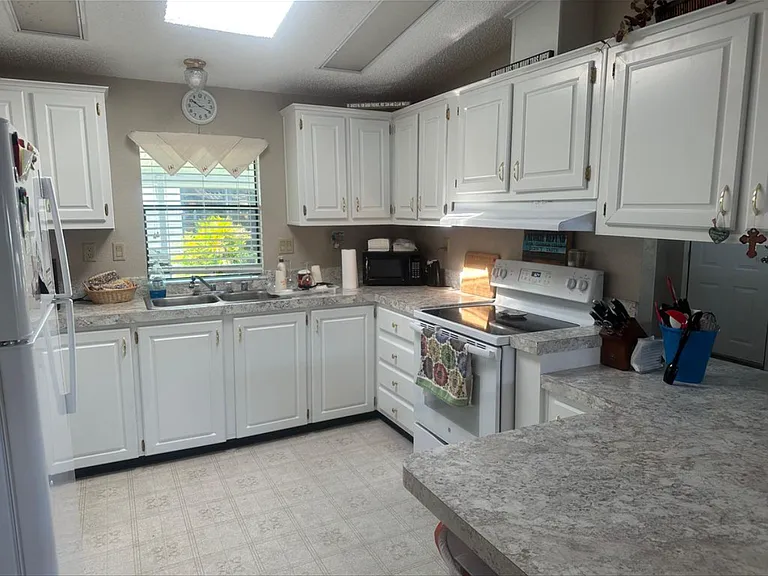 223 Hibisco Dr — Photo 3