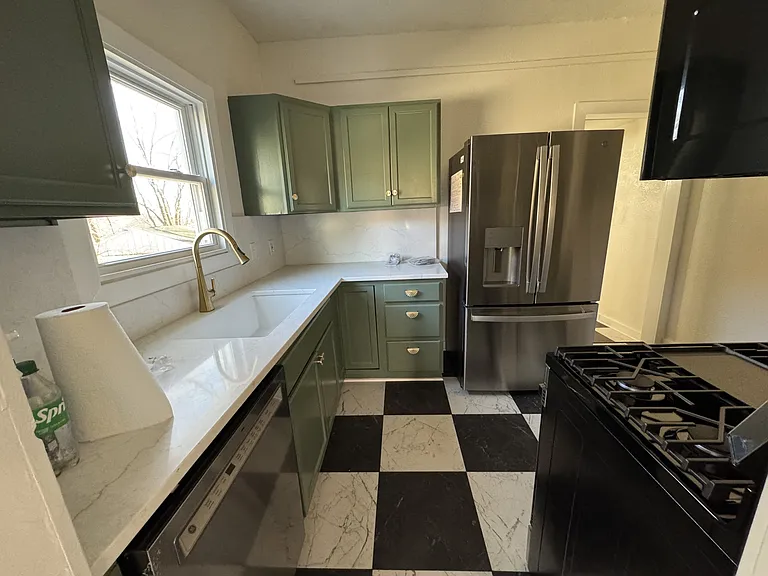1329 Rowland Ave — Photo 9