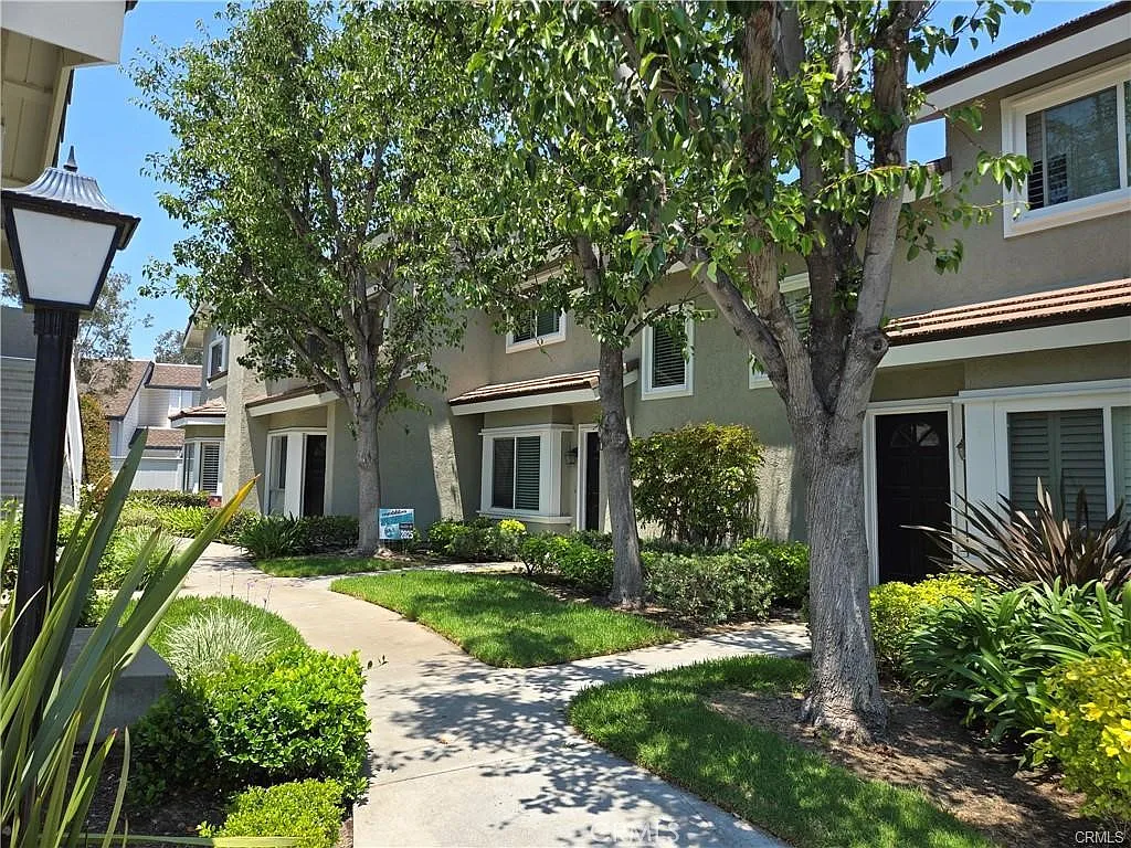 2 bed, 2.5 bath, 1176 sqft, $3,800 — Photo 2