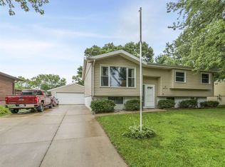 4502 Twin Pine Dr NE, Cedar Rapids, IA 52402