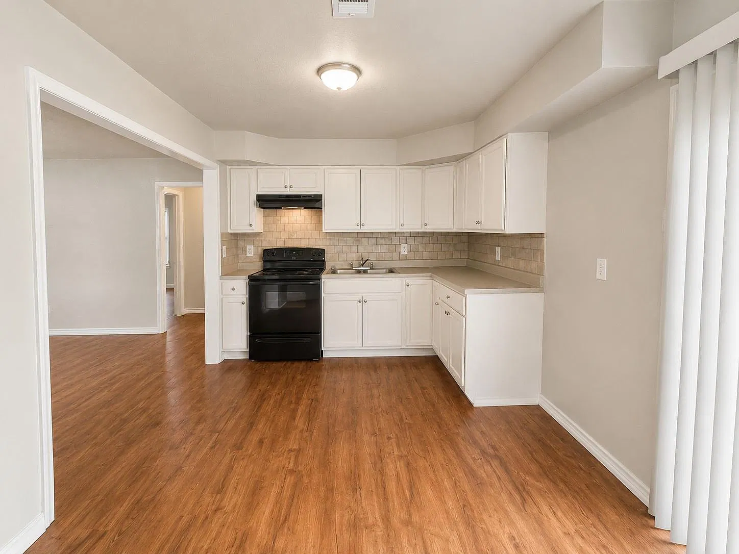 3 bed, 1.0 bath, 1030 sqft, $1,600 — Photo 3