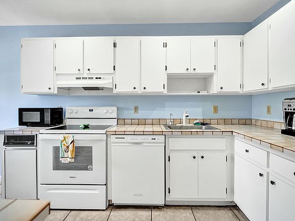 5th image of 19 Stratford Dr E APT F