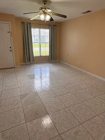 3 bed, 1072 sqft, $1,600 — Photo 4