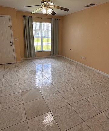 4th image of 930 Gloucester Ct