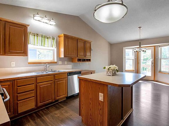5th image of 122 S Onewood Cir