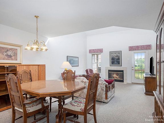 5th image of 120 Willow Ct #20