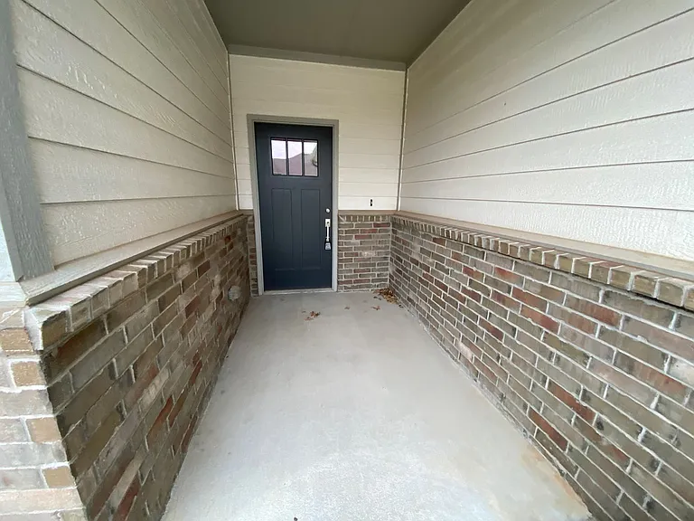 504 Martina Ln — Photo 3