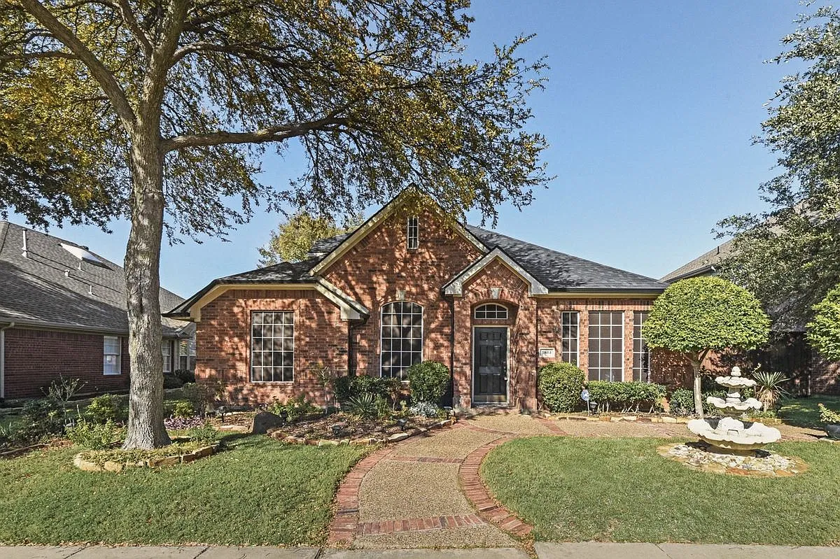 3 bed, 2.0 bath, 2418 sqft, $2,700 — Photo 1