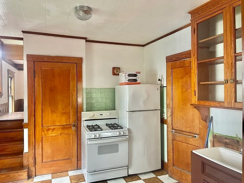6 bed, 1.5 bath, 1814 sqft, $4,500 — Photo 3