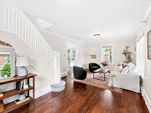 2nd image of 128 W Ivy St