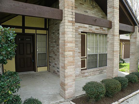 3rd image of 811 Sandringham Dr