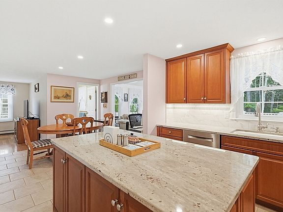 5th image of 77 Shallow Pond Ln
