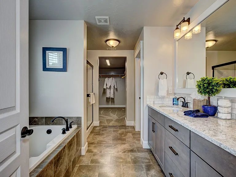 2580 E Blackstone Dr — Photo 29