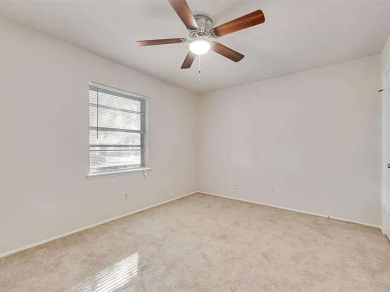 1429 Whitehall Dr — Photo 15