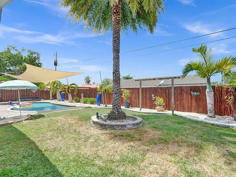 10501 NW 20th Ct — Photo 16