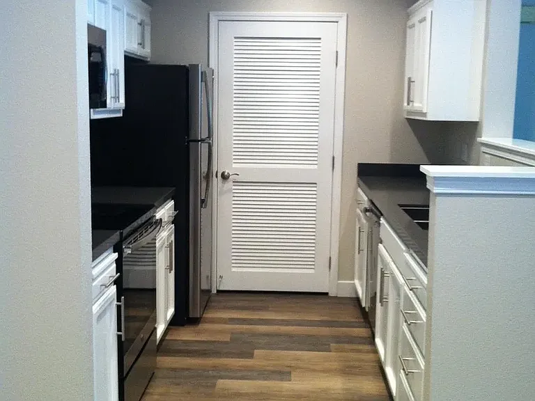 3x2 / 1240 sf - Kitchen (door to washer-dryer)