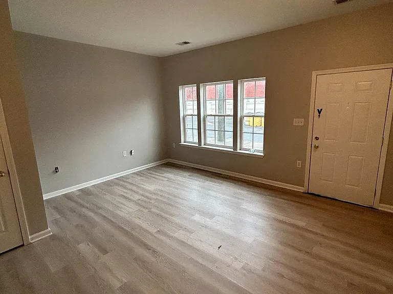 1050 Lamberton St — Photo 5