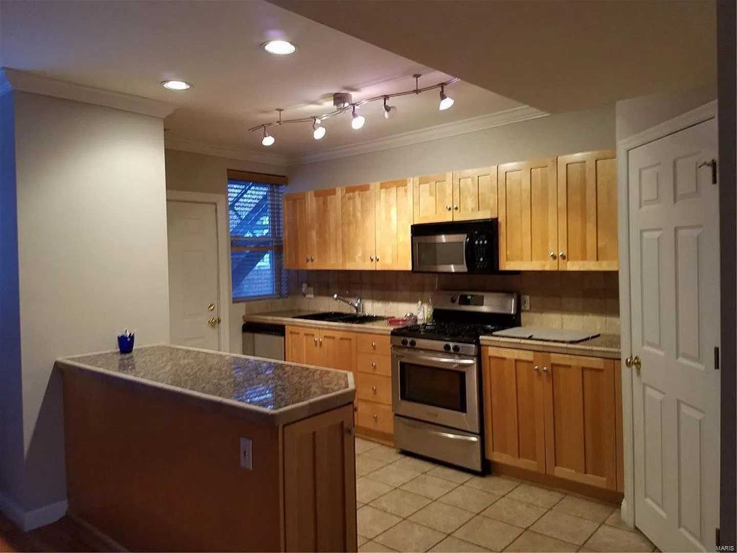 6318 N Rosebury #2e | Clayton 63105 — Photo 2