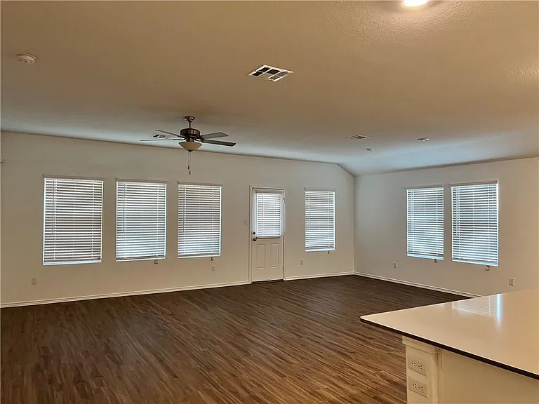 223 Chickasaw Ln — Photo 3